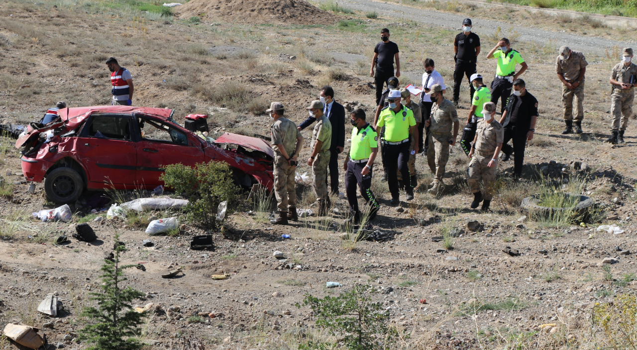 Şarampole uçan otomobilde anne ve oğlu hayatını kaybetti